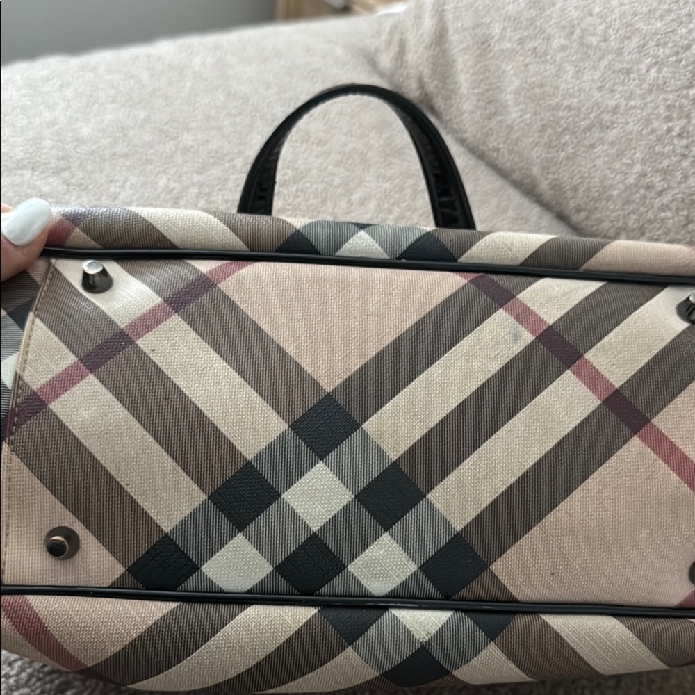 Authentic Burberry Cream and Black Shoulder Bag with Timeless Elegance - Picture 9 of 11